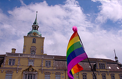Regenbogenfahne vor dem Oldenburger Schloss. Foto: Alexander Rumyantsev