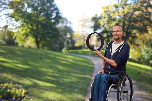 Ein Mitarbeiter der Stadt Oldenburg in den Wallanlagen. Foto: Stadt Oldenburg