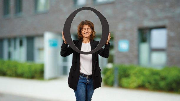 Mitarbeiterin der Stadt Oldenburg vor der Alten Fleiwa. Foto: Stadt Oldenburg