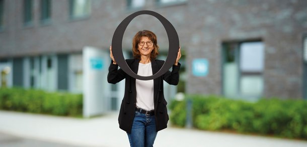 Mitarbeiterin der Stadt Oldenburg vor der Alten Fleiwa. Foto: Stadt Oldenburg