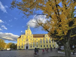 Herbstliche Farben am Oldenburger Schloss. Foto: Hans-Jürgen Zietz