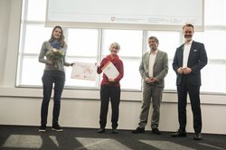 Frank Otte und Dr. Berend Lindner überreichen die Auszeichnungsurkunde an Damaris Böhm und Kerstin Goroncy von der Stadt Oldenburg. Foto: Melanie Thiele/fotoKULT