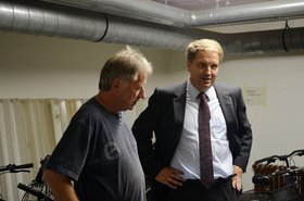 Oberbürgermeister Jürgen Krogmann beim Besuch in der Gaußstraße. Foto: Stadt Oldenburg