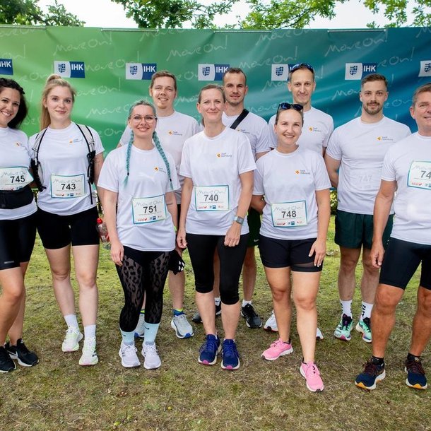 Das Foto zeigt Mitarbeitende der Stadt Oldenburg in Sportkleidung. Foto: Hauke-Christian Dittrich