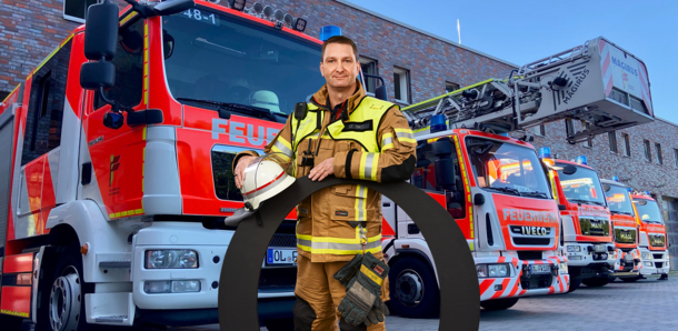 Berufsfeuerwehrmann der Stadt Oldenburg vor Feuerwehrfahrzeugen. Foto: Stadt Oldenburg
