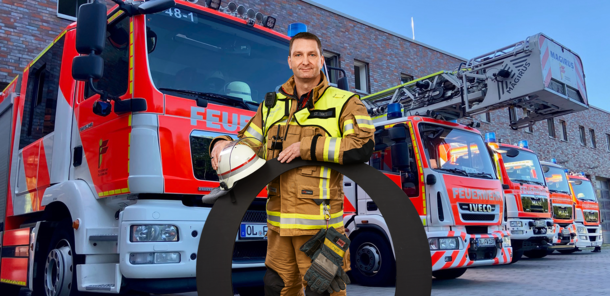 Berufsfeuerwehrmann der Stadt Oldenburg vor Feuerwehrfahrzeugen. Foto: Stadt Oldenburg