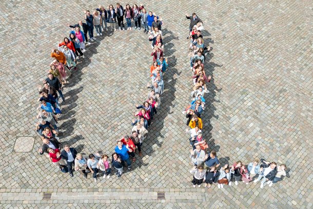 Das Foto zeigt viele Mitarbeitende der Stadt Oldenburg die ein OL bilden. Foto: Sascha Stüber