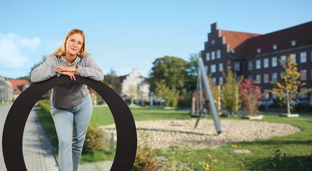 Eine Mitarbeiterin der Stadt Oldenburg vor einer Kita. Foto: Stadt Oldenburg