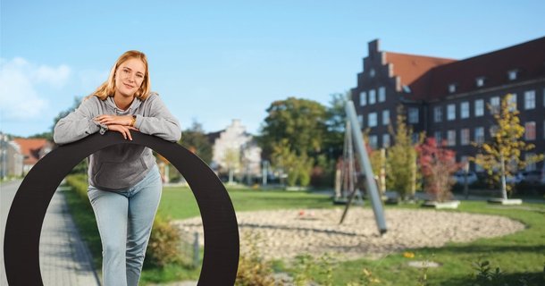 Eine Mitarbeiterin der Stadt Oldenburg vor einer Kita. Foto: Stadt Oldenburg