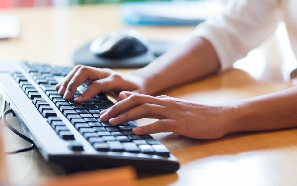 Hände tippen auf einer Tastatur. Foto: Syda Productions/AdobeStock