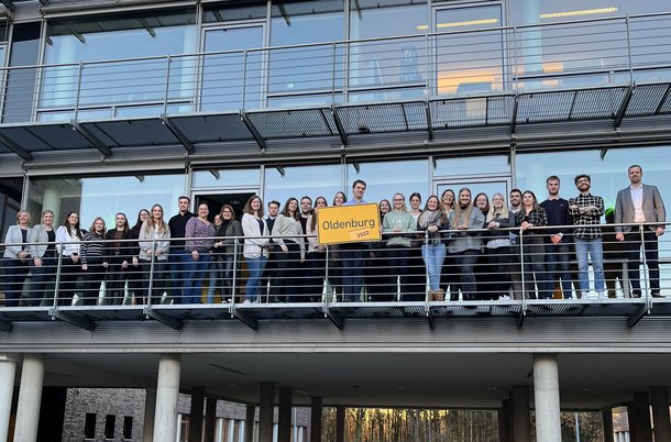 Absolventinnen und Absolventen stehen mit einem Oldenburg-Schild auf einem Balkon. © Stadt Oldenburg 
