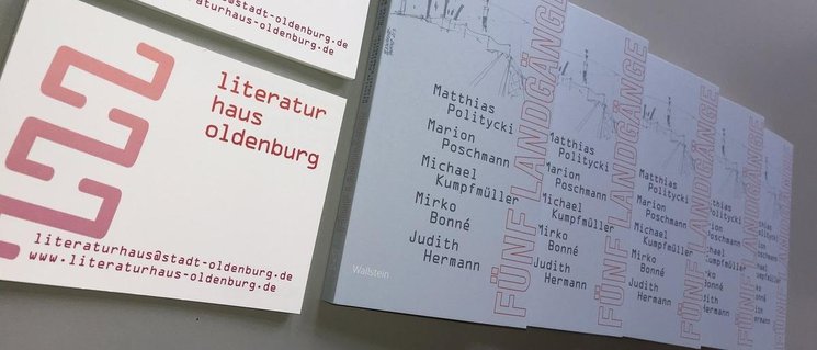 Buchexemplare der Landgang-Anthologie. Foto: Literaturhaus Oldenburg