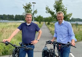 Eröffneten den Ole Karkpadd mit dem Fahrrad (von links): Oberbürgermeister Jürgen Krogmann und Wiefelstedes Bürgermeister Jörg Pieper. Foto: Stadt Oldenburg