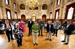 Oberbürgermeister Jürgen Krogmann verlieh den Geehrten der zweiten Städtischen Ehrungen ihre Stadtmedaillen im Schlosssaal. Foto: Sascha Stüber