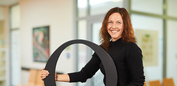 Mitarbeiterin der Stadt Oldenburg in einem Bürogebäude. Foto: Stadt Oldenburg