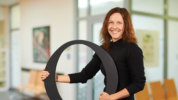 Mitarbeiterin der Stadt Oldenburg in einem Bürogebäude. Foto: Stadt Oldenburg