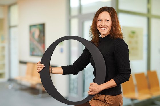 Mitarbeiterin der Stadt Oldenburg in einem Bürogebäude. Foto: Stadt Oldenburg