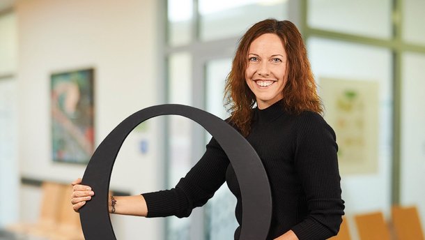 Mitarbeiterin der Stadt Oldenburg in einem Bürogebäude. Foto: Stadt Oldenburg