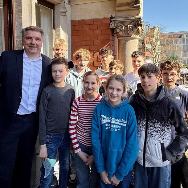 Das Foto zeigt Oberbürgermeister Jürgen Krogmann und Schülerinnen. Foto: Stadt Oldenburg