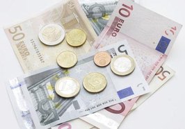 Geldscheine und Münzen. Foto: Uschi Dreiucker/Pixelio.de