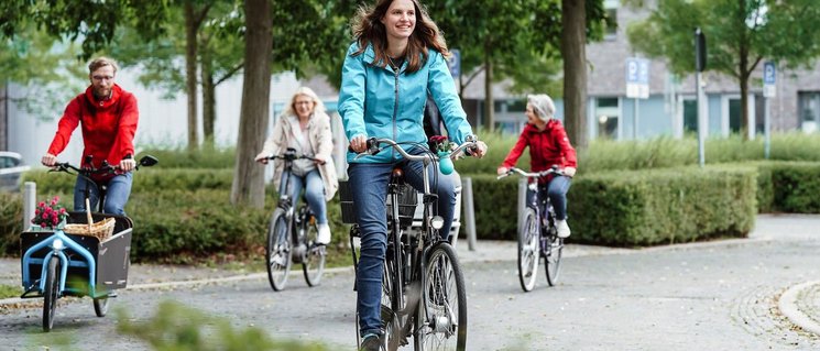 Radfahrerinnen und Radfahrer in Oldenburg. Foto: Mittwollen und Gradetchliev