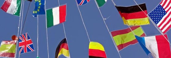 Flaggen verschiedener Länder an Schnüren. Foto: Dr. Stephan Barth/Pixelio.de