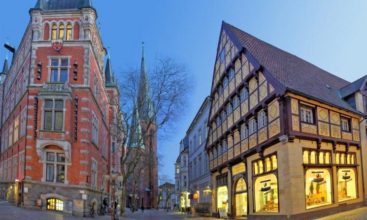 Blick auf Rathaus und Degodehaus. Foto: Hans-Jürgen Zietz