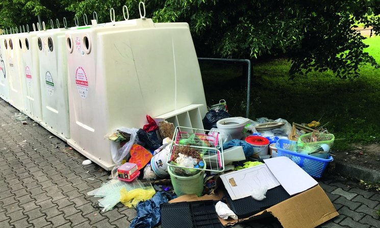 Containerstellplatz mit illegaler Müllablagerung. Foto: Stadt Oldenburg
